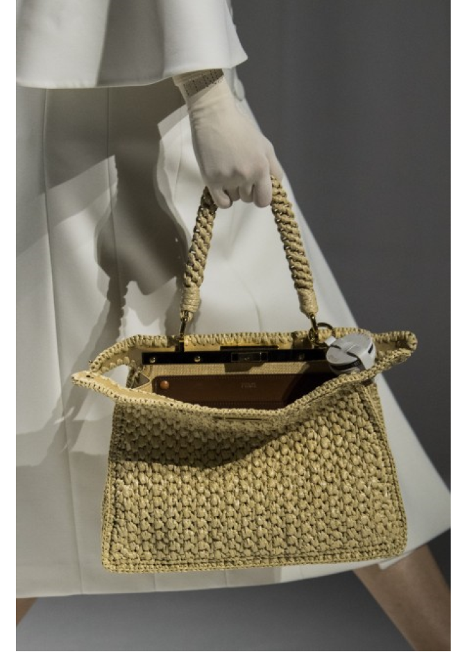 أعادت Fendi  إبتكار تصميمها الشهير لحقيبة Peakaboo الأيقونية وقد جاءت مصنوعة من القش