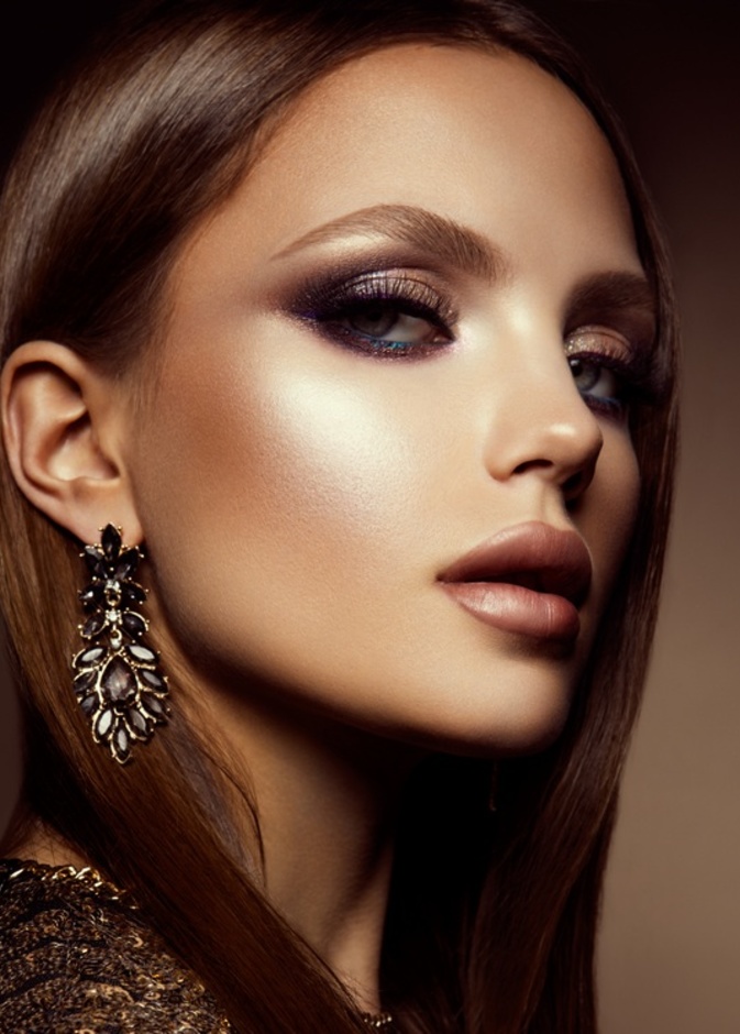 ما الفرق بين الهايلايتر والكونتور للوجه وطرق استخدامهما