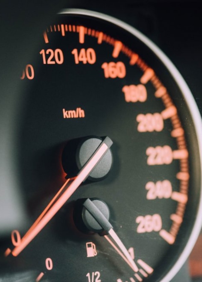  ما هي مميزات وعيوب مثبت السرعة في السيارة ؟ CHUTTERSNAP