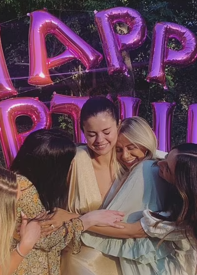 سيلينا جوميز وصديقاتها في يوم ميلادها - الصورة من حساب كورتني لوبيز على موقع انستجرام