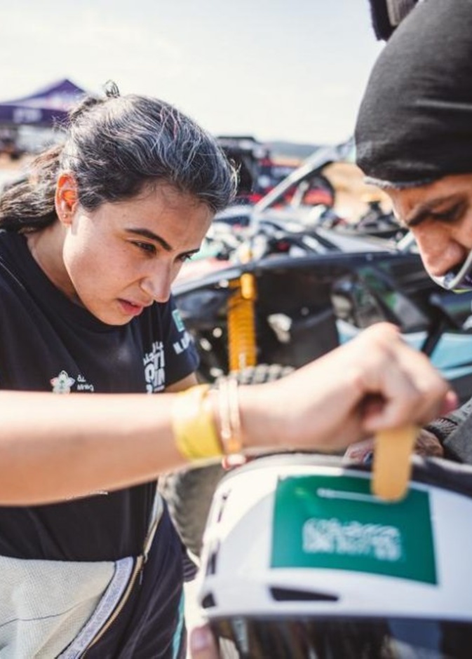 مشاعل العبيدان في حلبات سباق الجولة الخامسة من بطولة كأس العالم للراليات الصحراوية