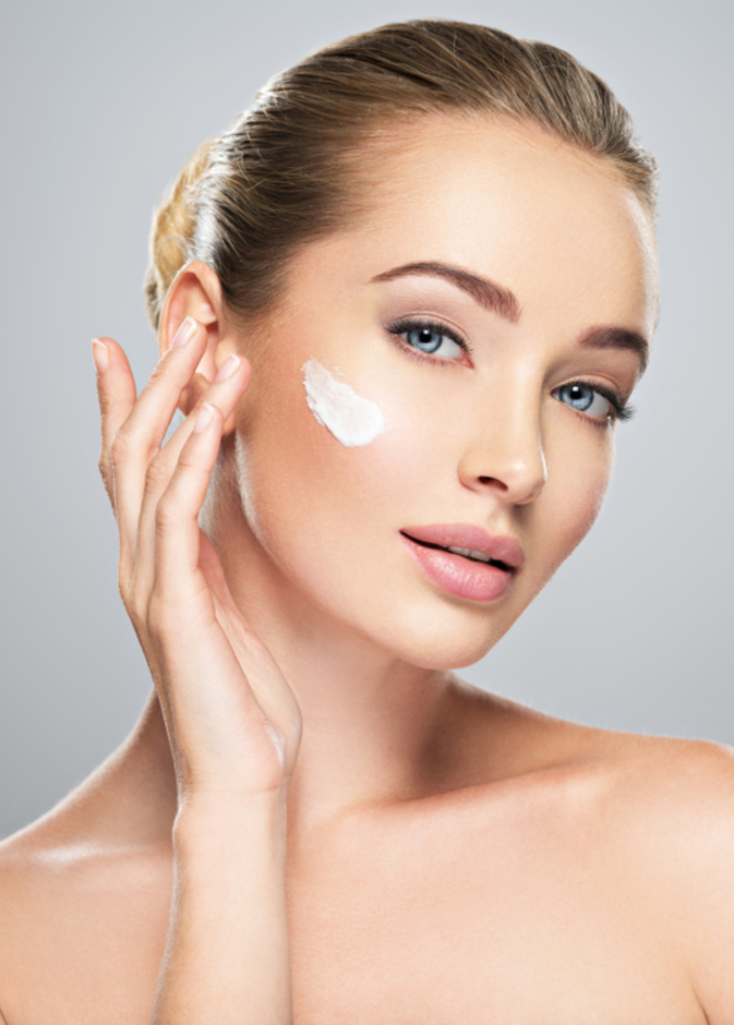  تقشير البشرة من دون ترطيبها بصفة مستمرة قد يصيبها بالجفاف والتجاعيد المبكرة من دون سابق انذار