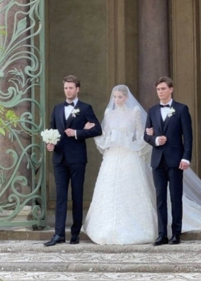 ليدي كيتي ارتدت فستان زفاف من دولتشي آند غابانا