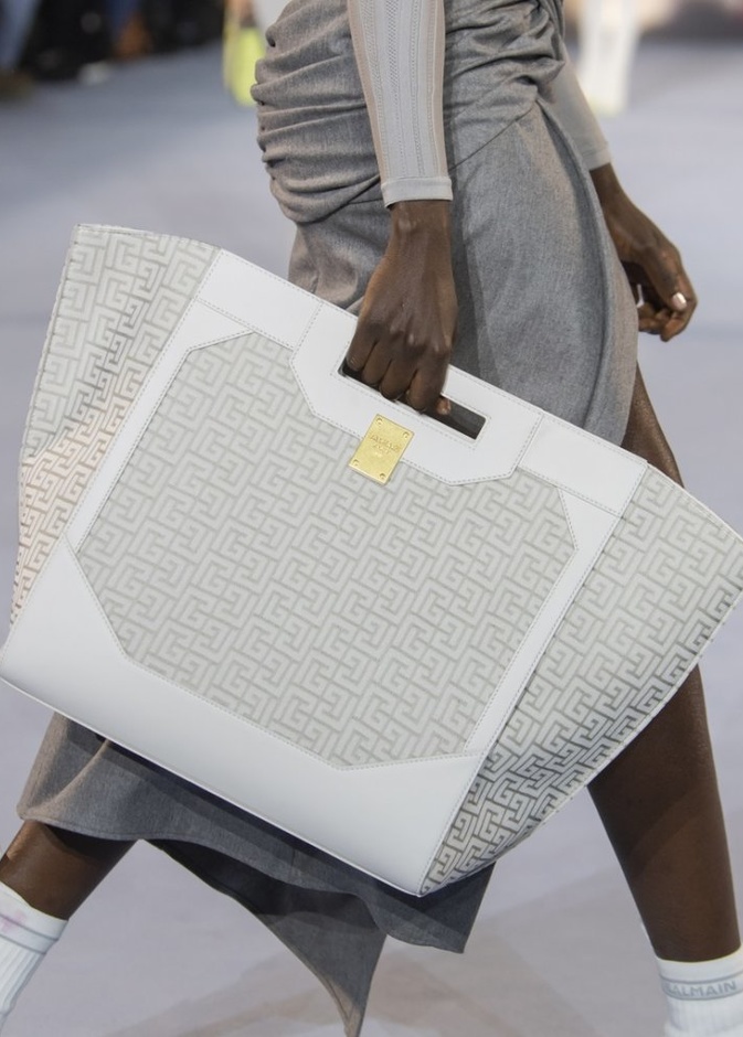 موديلات حقائب يد كبيرة وعملية باللون الابيض من Balmain