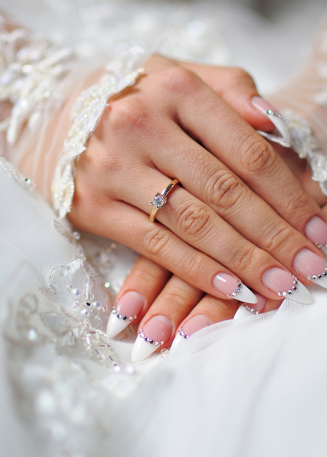 خلطات طبيعية للعناية بأظافر القدمين قبل الزفاف