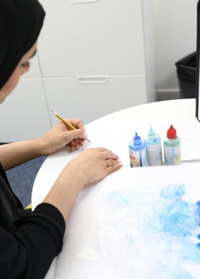 خريجات برنامج المرشدة الصغيرة يعلّمن أطفال الشارقة لصعوبات التعليم المهارات الفنية والحرفية