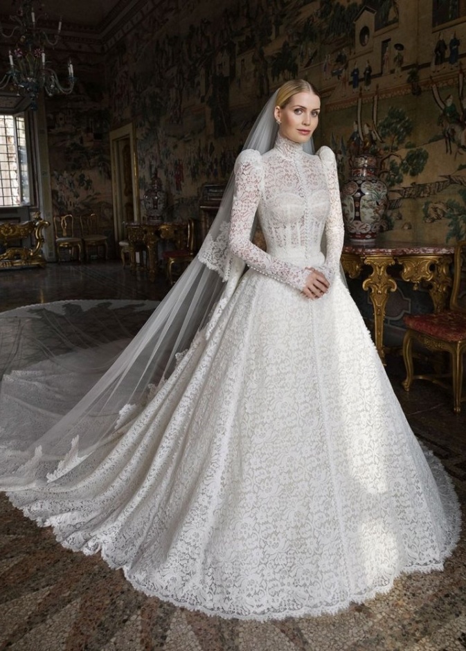 إطلالات ليدي كيتي من Dolce & Gabbana