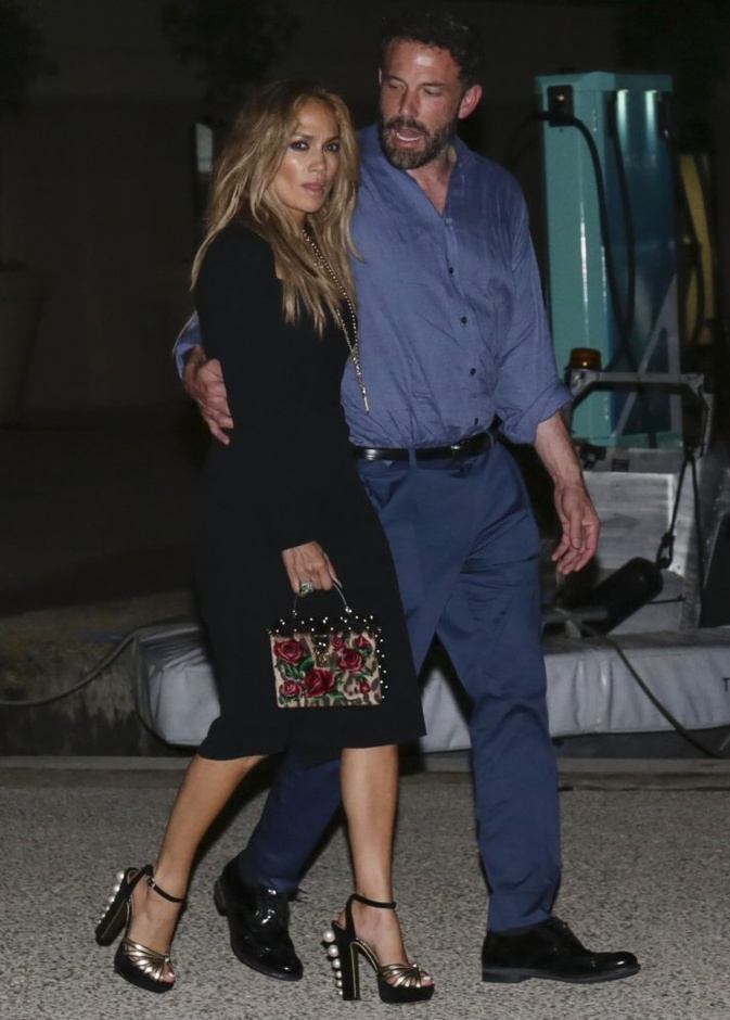 اطلالة جينفر لوبيز باللون الاسود بفستان اسود حمل توقيع دار Dolce & Gabbana