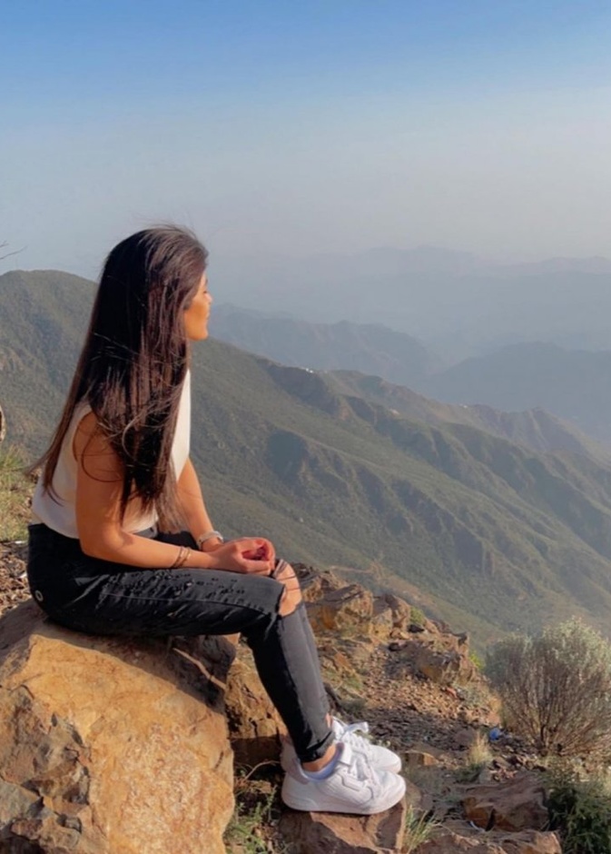 إطلالة زارا البلوشي وسط قمم الجبال