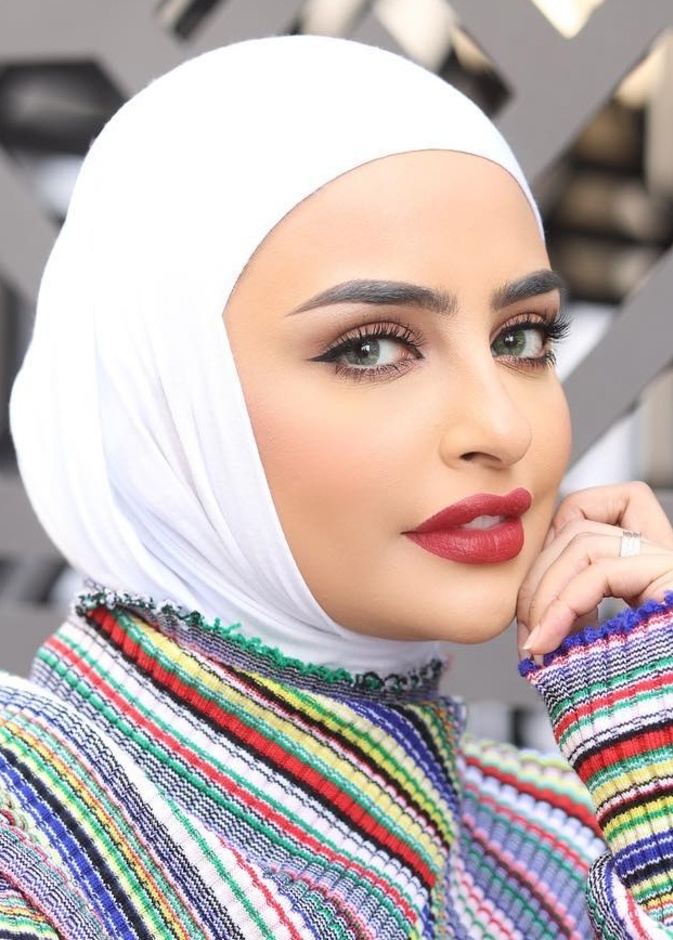 رسمات مكياج ناعم مع الآيلاينر الرفيع من مدونات الجمال المحجبات