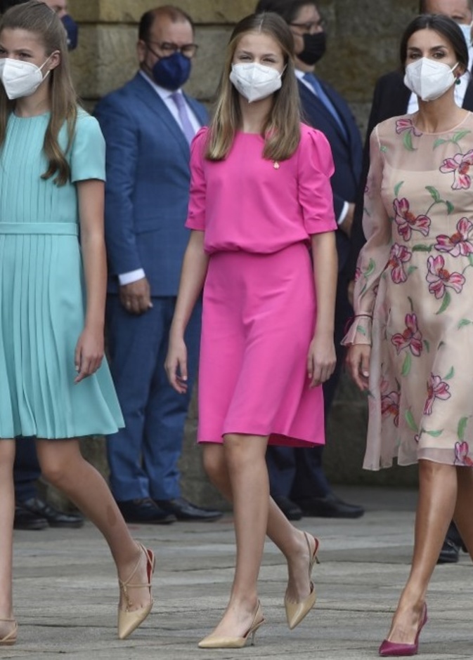 احدث اطلالات الملكة ليتيزيا بالفستان المطبع بالورود