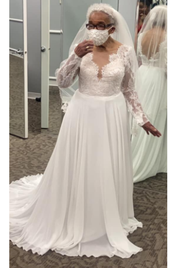 تسعينية بفستان الزفاف بعد 70 عاما من الانتظار