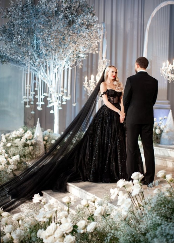 فستان أسود يثير خلافا بين عروس وحماتها