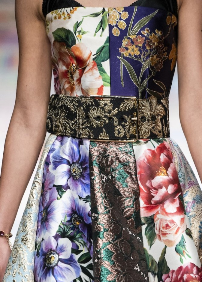 حزام جذاب بلون البيج مع الابزيم البارز بشكل الوردة من Alberta Ferretti