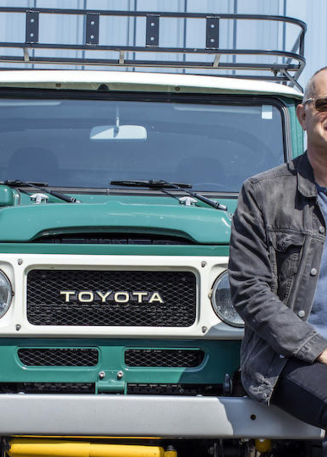 النجم العالمي توم هانكس يعرض سيارة لاندكروزر كلاسيكية للبيع