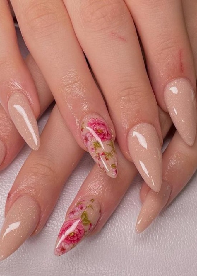 لوك أظافر بلون طبيعي مع رسمات ورود المصدر نورة الحواس