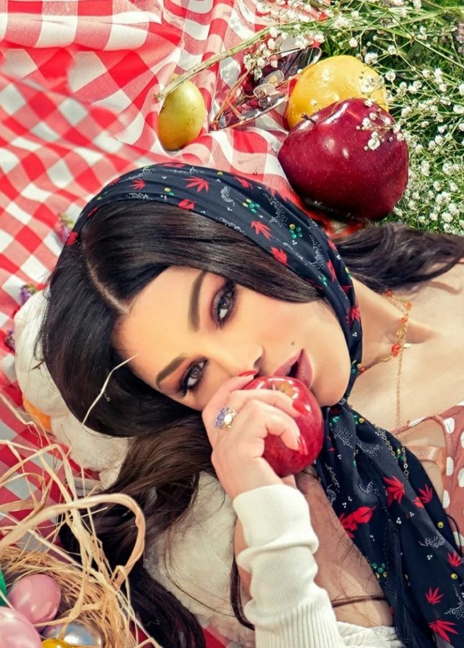 هيفاء وهبي بالوشاح - الصورة من حسابها على انستجرام