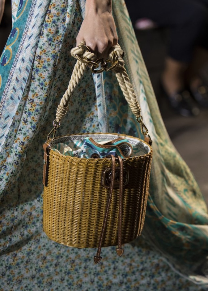 حقيبة شبابية بالحبال والأحجار بألوان أنيقة من Alberta Ferretti