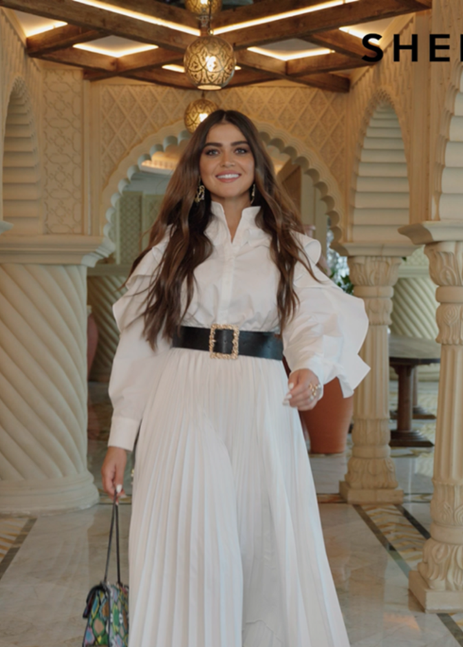 للإطلالة الأولى، اختارت لين فستان طويل بنمط قميص مع أزرار أمامية، مطبّع بأوراق استوائية  من SHEIN