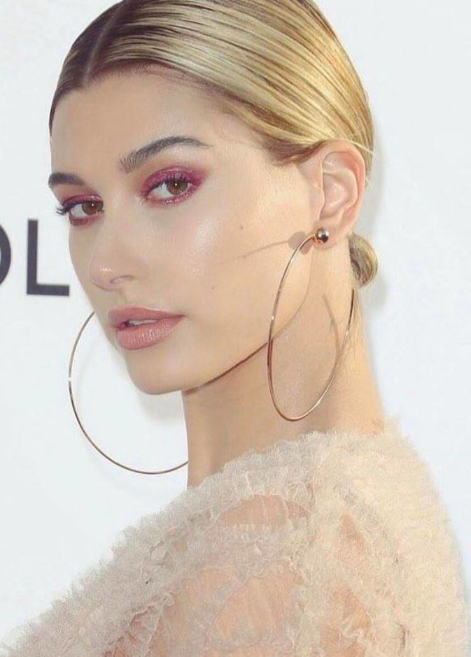  اطلالات هايلي بيبر الجمالية مع المكياج الملون- الصورة من حسابها على انستغرام