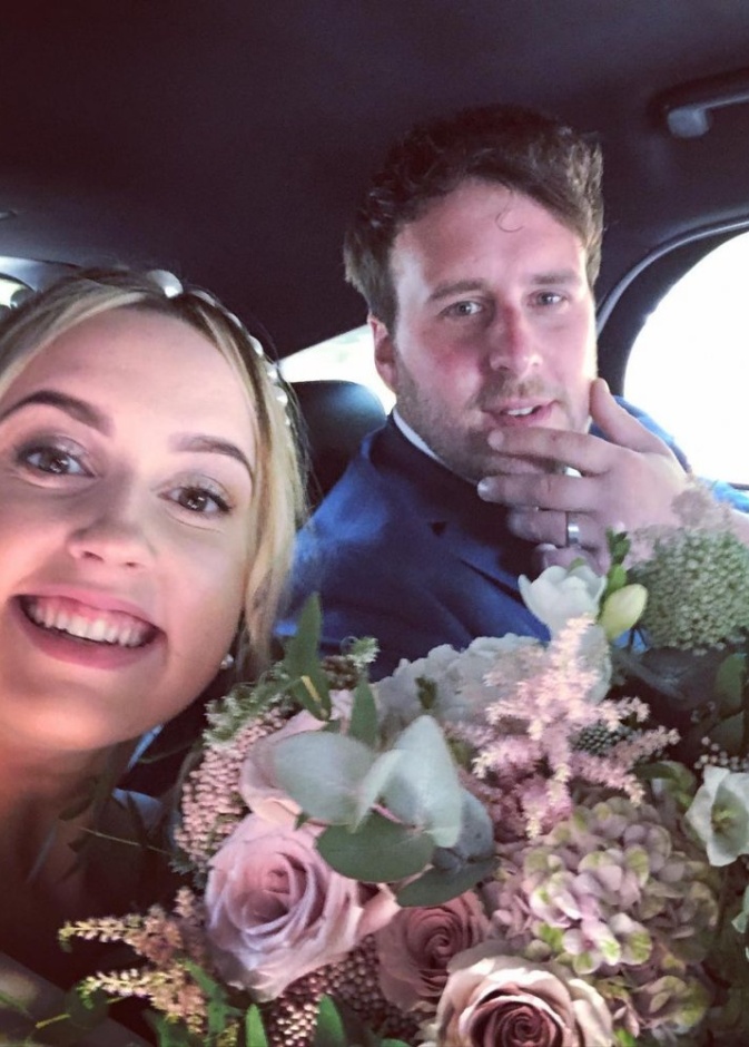 العريس أوقع خاتم زفافه في بحيرة ويندرمير أثناء السباحة