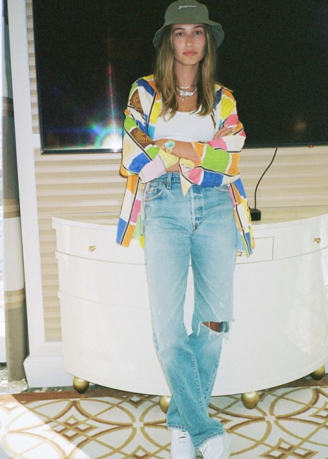 إختارت البنطلون الدنيم الواسع ونسّقت معه القميص المزينة بالمربعات الملونة من Versace