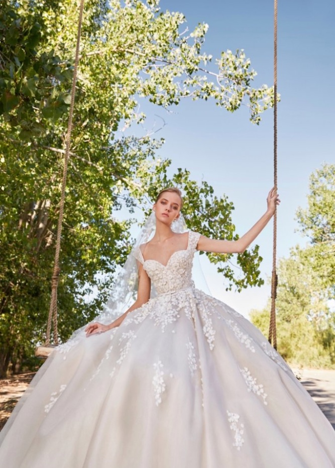 فساتين زفاف ملكية من مجموعة ايلي صعب 2021