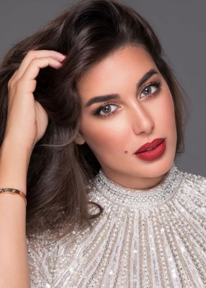  الوان احمر شفاه حمراء داكنة بأسلوب ياسمين صبري- الصورة من حسابها على انستغرام