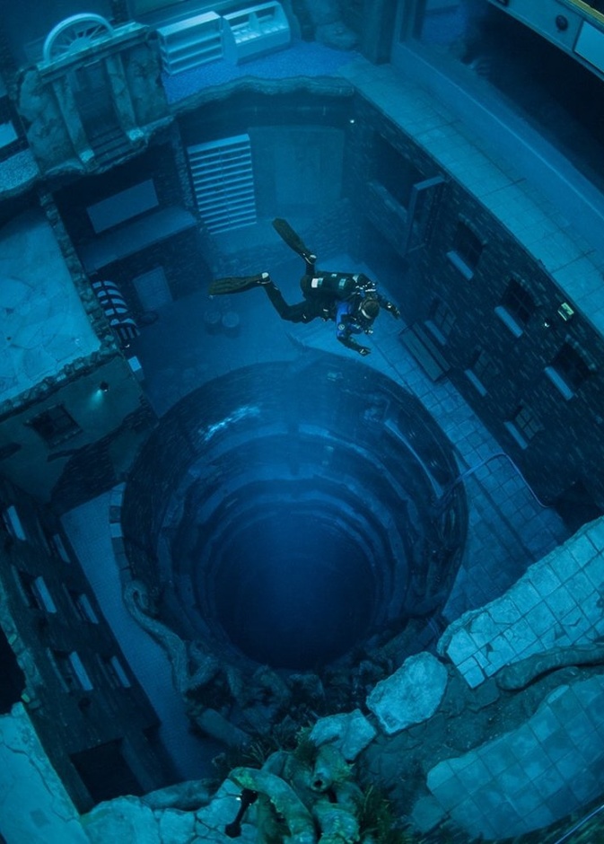 متعة الغوص في اعمق حوض في العالم ديب دايف دبي