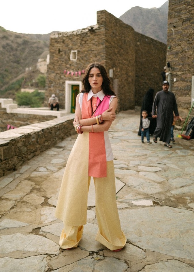 مجموعة خاصة مستوحاة من فن القط العسيري المتجذّر في الثقافة السعودية في جلسة تصويرية باهرة