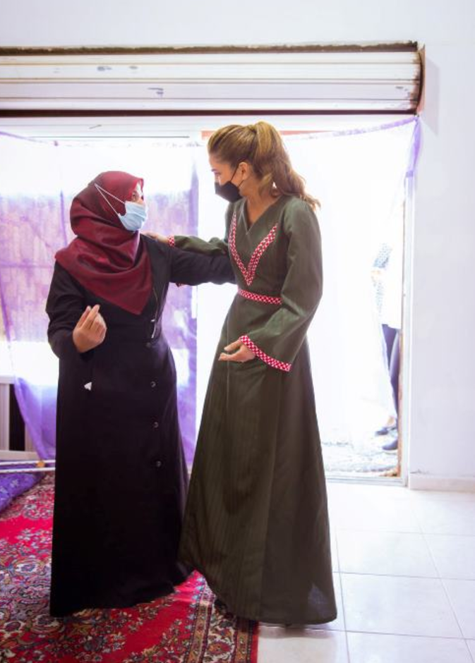 خطفت أحدث إطلالات الملكة رانيا الأنظار  بالعباية باللون الزيتيّ