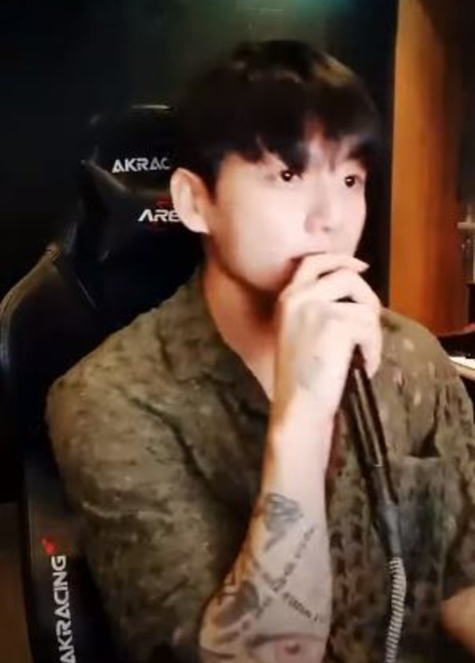 jungkook - الصورة مأخوذة من احد لقائاته على يوتيوب