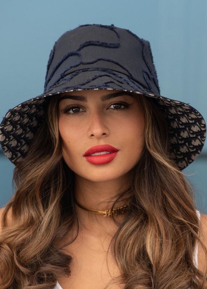  طلة لما العقيل بقبعة ديور قماشية المصدر انستقرام لما العقيل