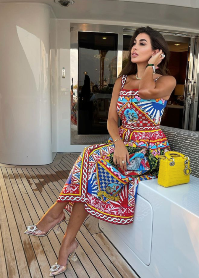 فستان ميدي ضيق من دولتشي أند غابانا نسّقت معه البلايزر باللون الأزرق