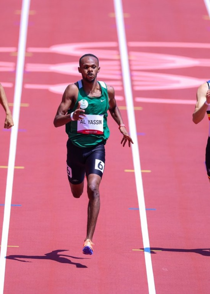 إشارة النصر من  العدّاء السعودي مازن الياسين