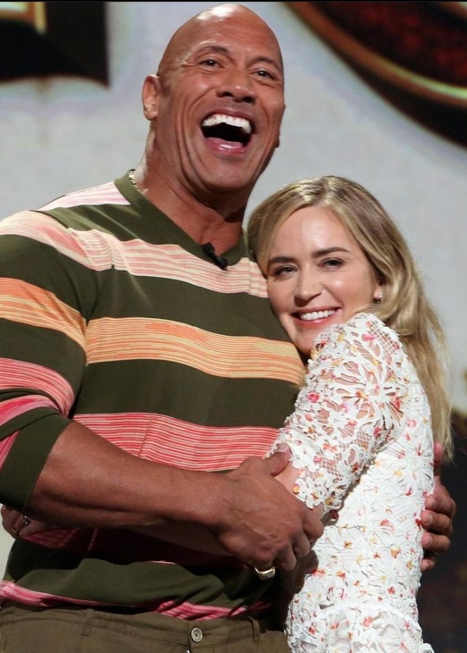 ذا روك و ايميلي بلانت_ الصورة من حساب فيلم Jungle Cruise على إنستجرام