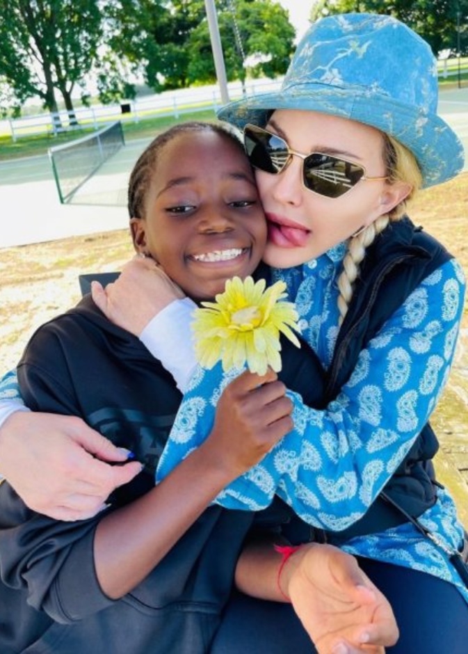 مادونا وابنتها إستير_ الصورة من حساب مادونا على إنستجرام