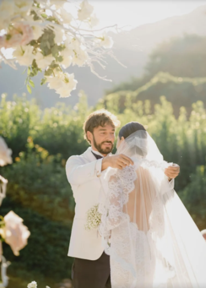  العروسين خلال الحفل- من موقع ياهو