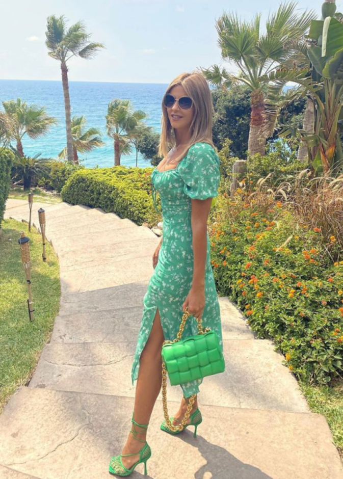 إختارت الفستان المزيّن بنقشات الورود نسّقت معه حقيبة Bottega Veneta وصندلاً باللون نفسه