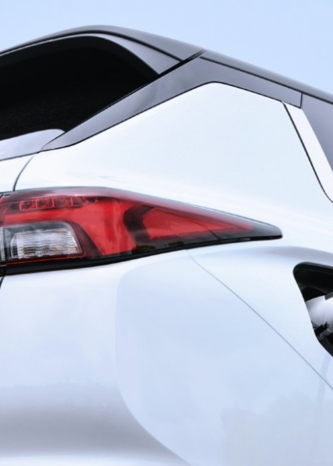 ميتسوبيشي تطلق نسخة هجينة من سيارة OUTLANDER