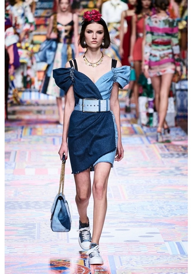 افكار تنسيق اطلالات الجينز لصيف 2021 من وحي Burberry