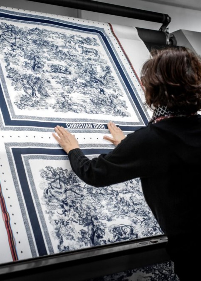Dior تقدّم المهارة الحرفيّة وراء أوشحتها