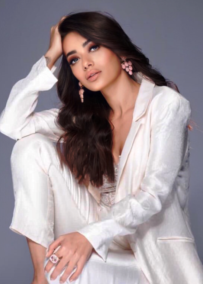 رحمة رياض تألقت في أحدث إطلالاتها بالبدلة البيضاء