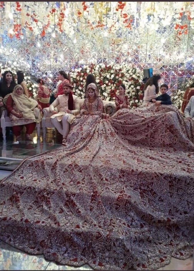 عروس باكستانية ترتدي فستان زفاف تقليدي بوزن 100 كجم