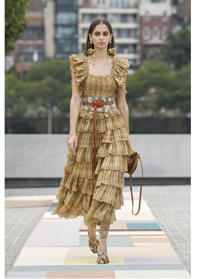 اطلالات عصرية بدرجات البيج الساحرة من وحي دار Max Mara