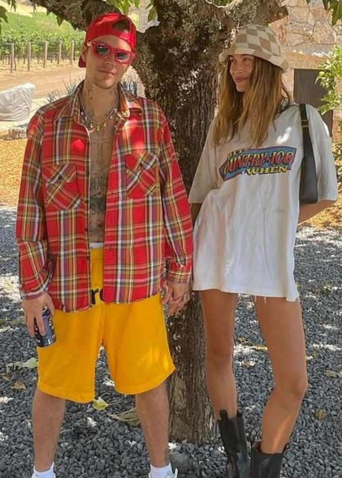 جاستن بيبر و هايلي بيبر في نزهة رومانسية-: الصورة من حساب جاستن بيبر على إنستجرام