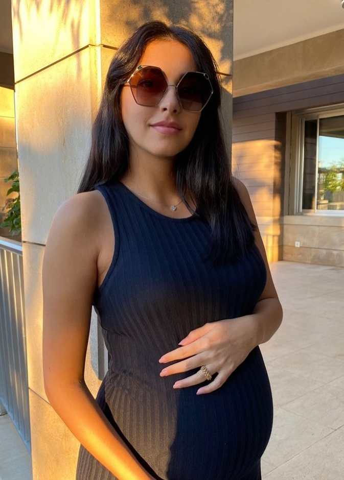 ازياء حوامل راقية ويومية من فاليري أبو شقرا أثناء الحمل