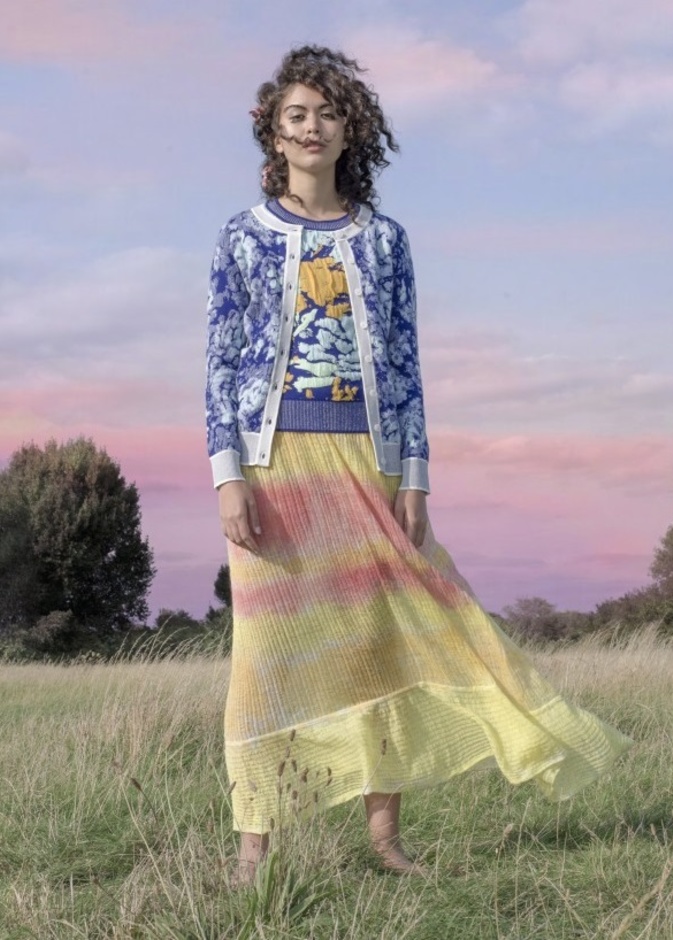 التنورة القصيرة بقصة مستقيمة بوحي من Alberta Ferretti