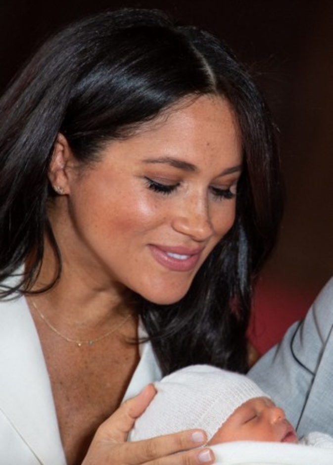 ميجان ماركل بقلادة ناعمة من الذهب والفيروز من تصميم Jennifer Meyer