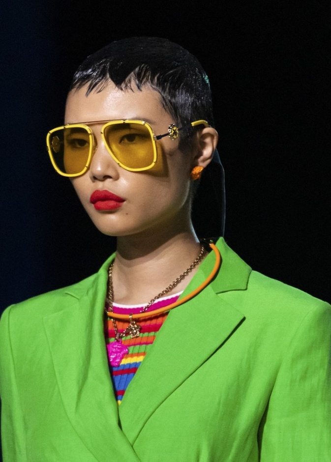 اشكال نظارات شمسية ملونة 2021 بتدرجات اللون الاصفر من دار Versace